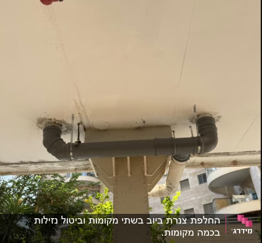 צינור אפור מותקן בתקרה עם מחברים